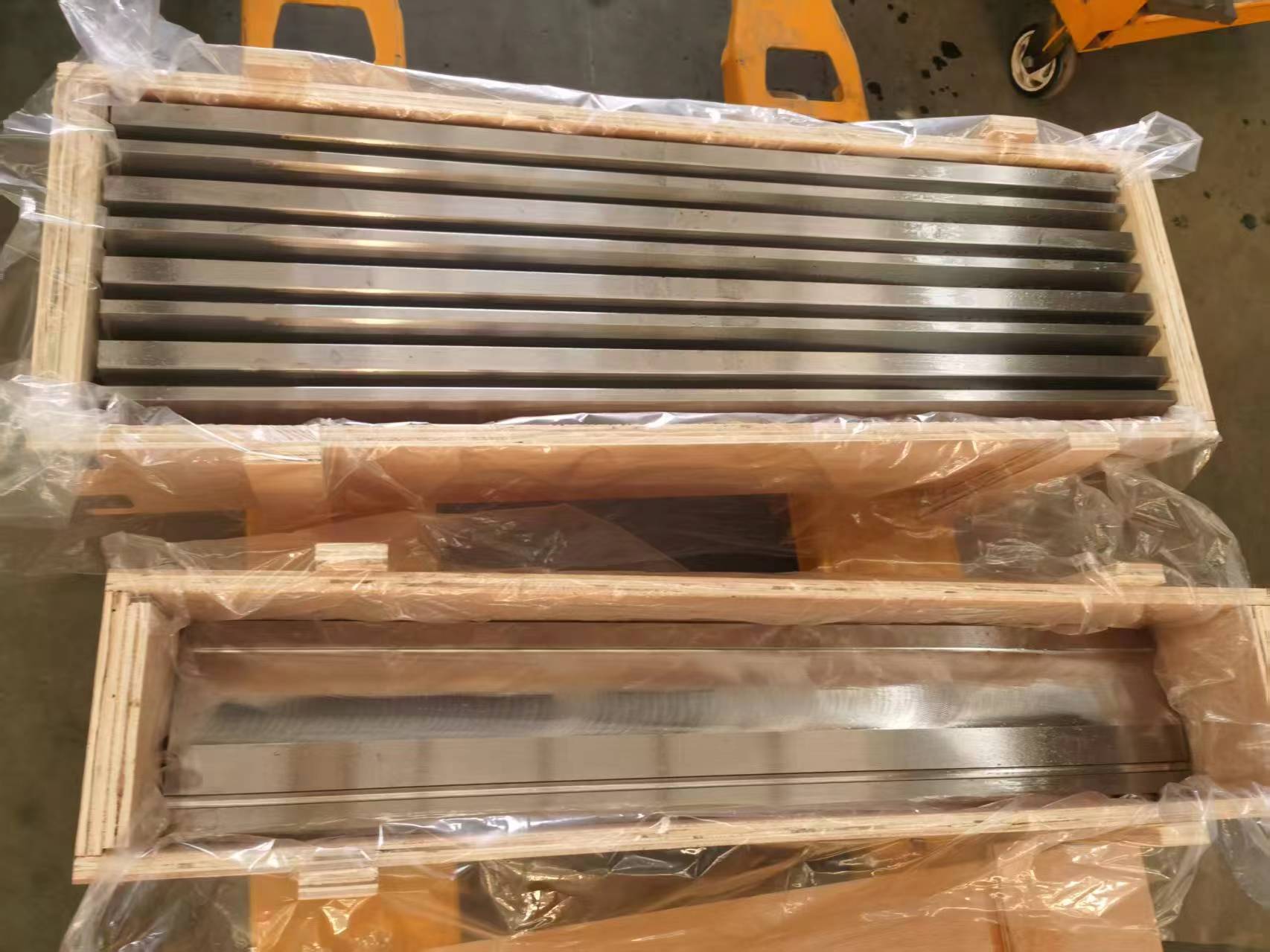 重型折弯机模具和剪板机刀片采用出口标准木箱包装，确保防锈和安全运输
