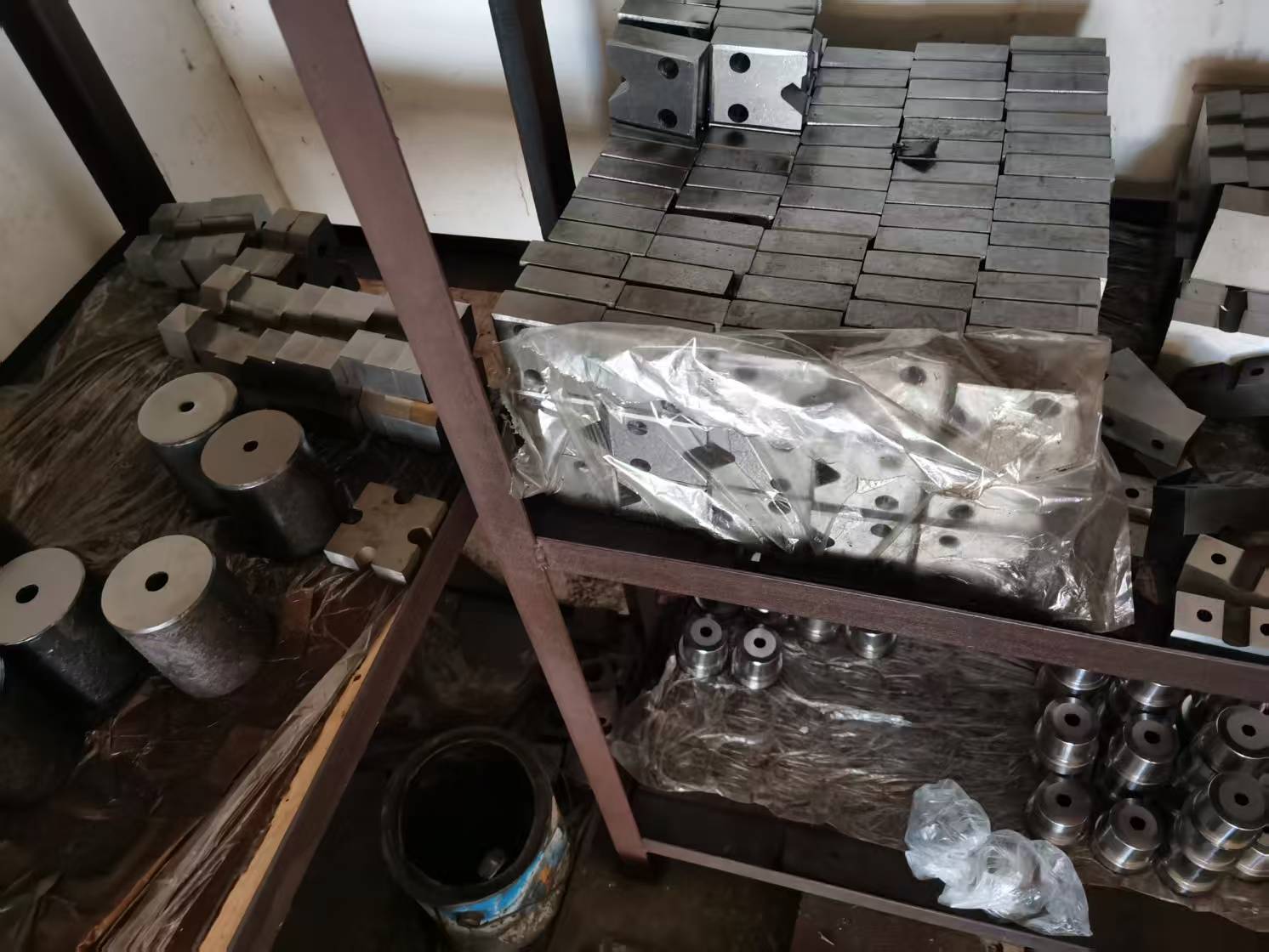 用于纺纱桩仓库照片的 PC 棒材切割机刀片