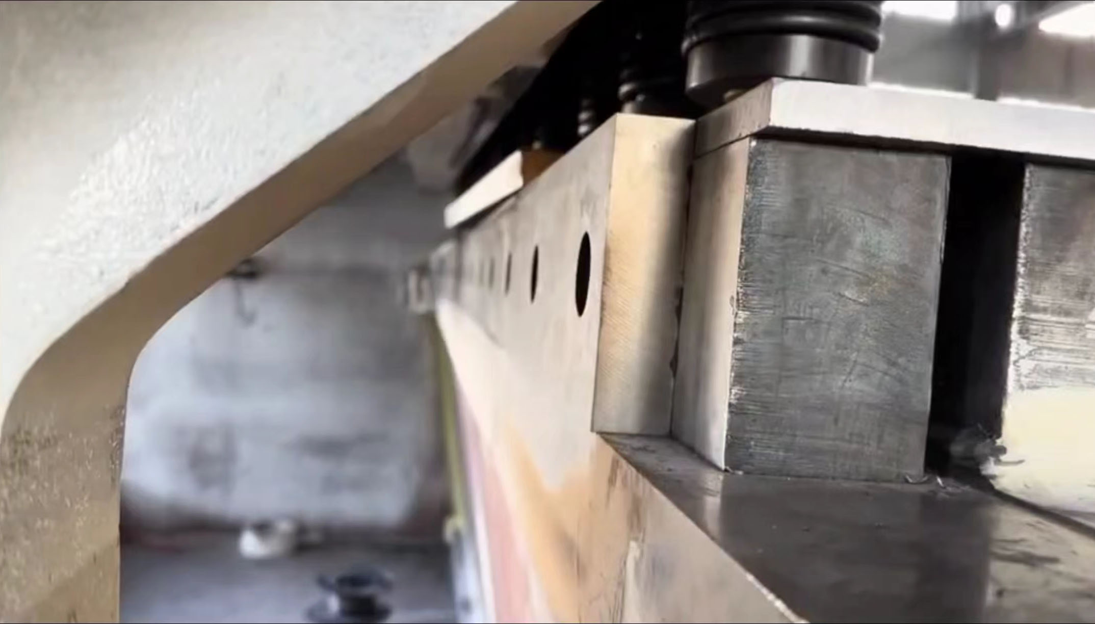 金属剪切刀片切割照片