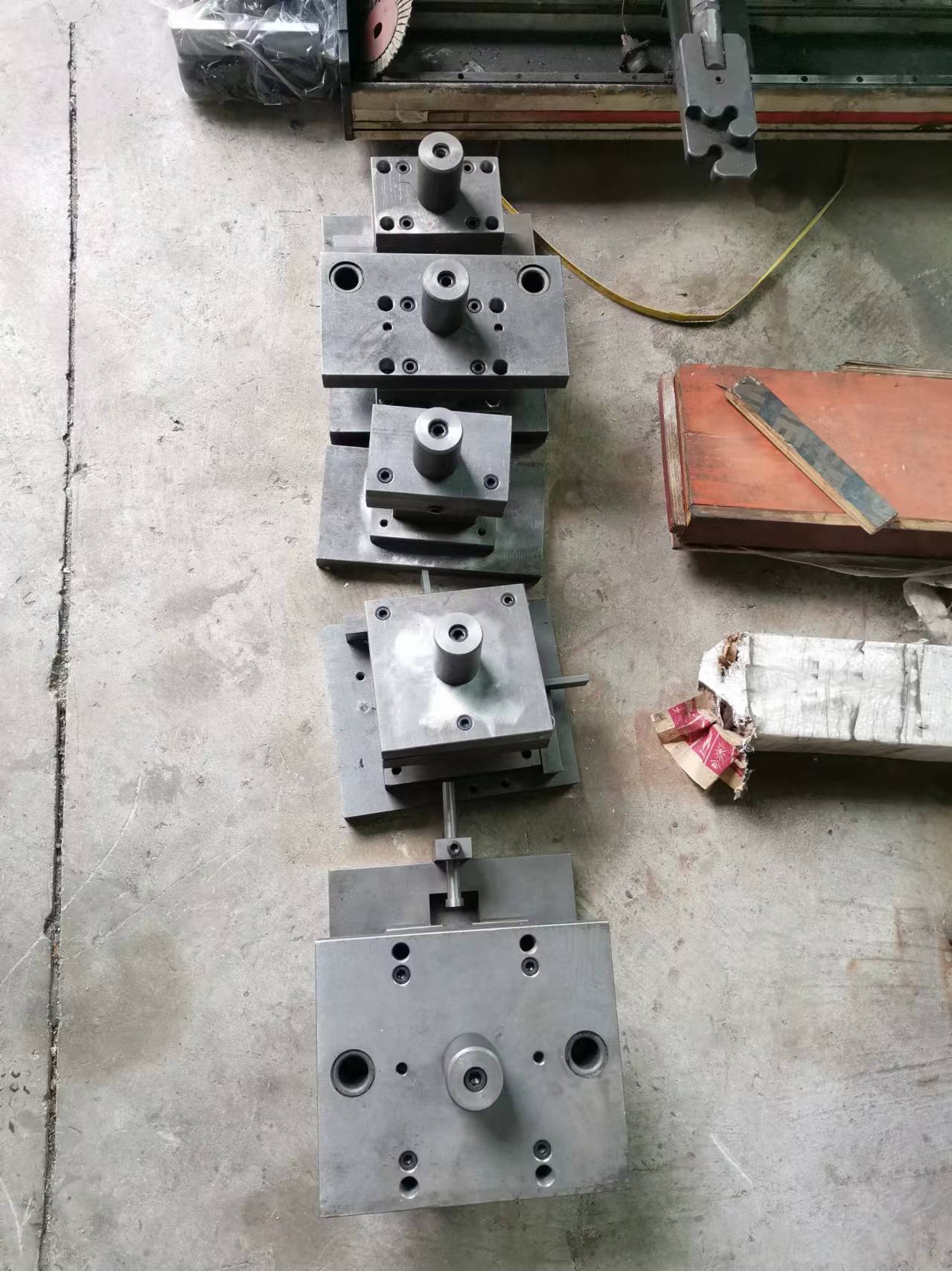 multi-station-progressive-punching-die 多工位级进冲压模具