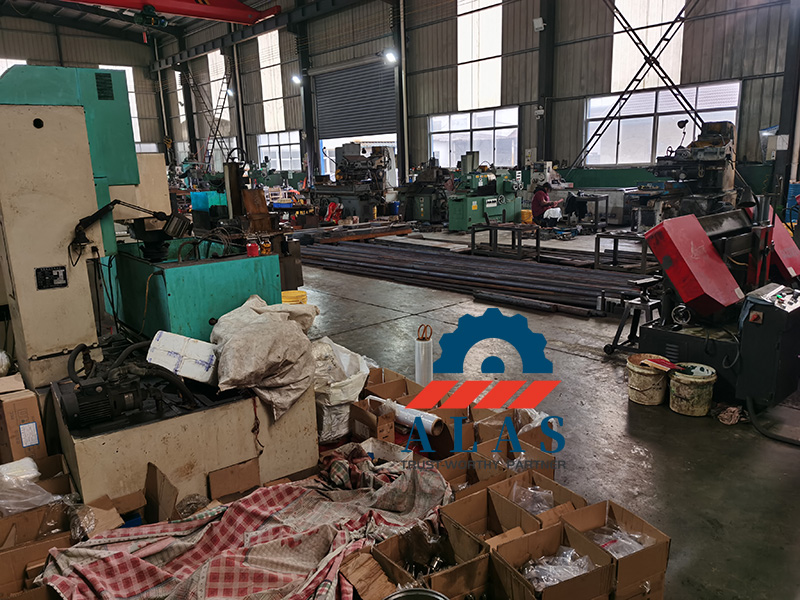 Alas 生产设施内的重型金属加工机械和模具设备