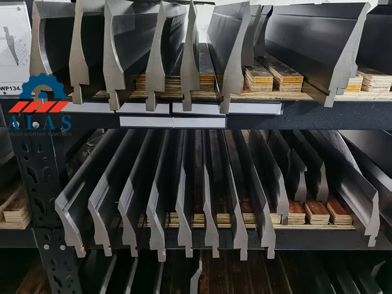 ALAS 精密钣金制动模具库存在工厂货架上整理，配有 42CrMo 冲头和鹅颈模具