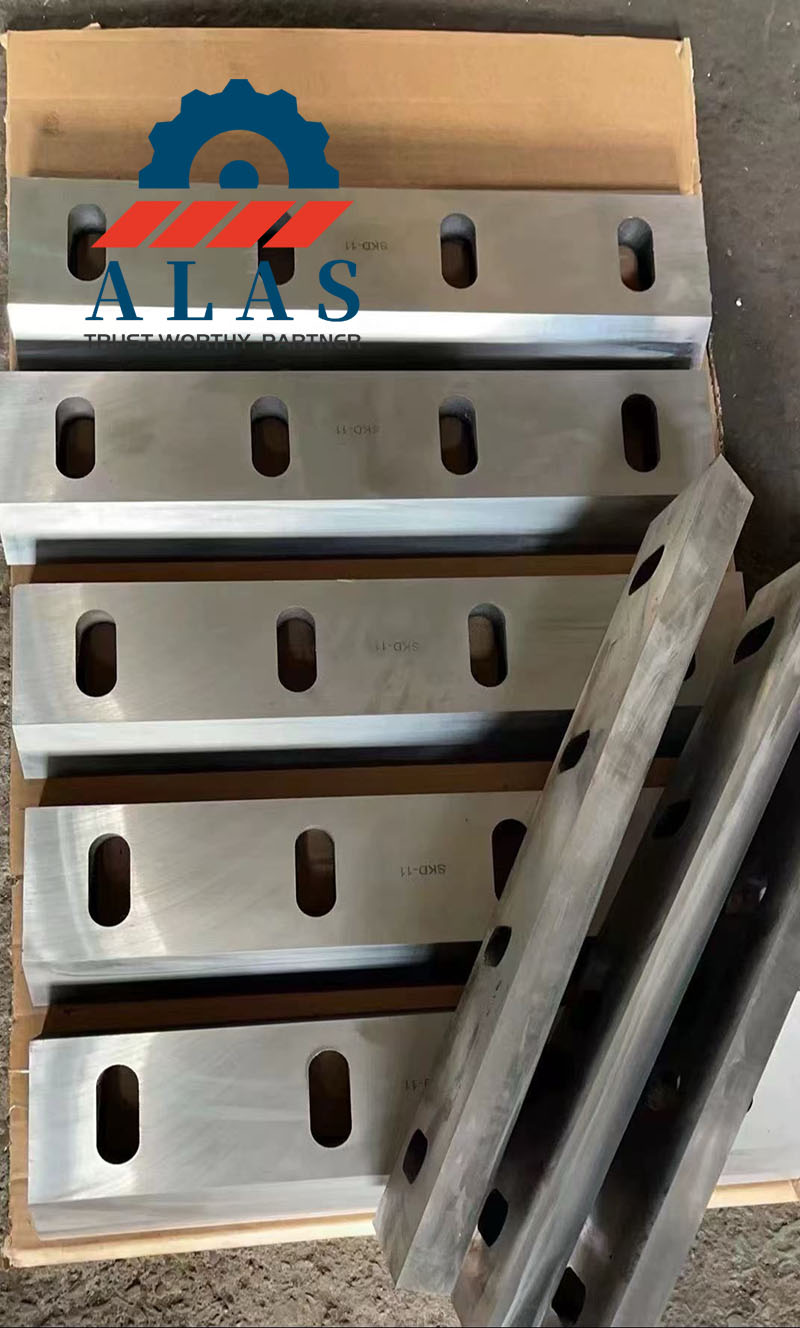用于塑料回收机的 ALAS 重型直刃塑料造粒机刀片，采用 SKD11 钢制成