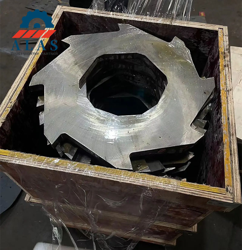 重型工业粉碎机刀片安全地包装在木箱中，以便国际运输