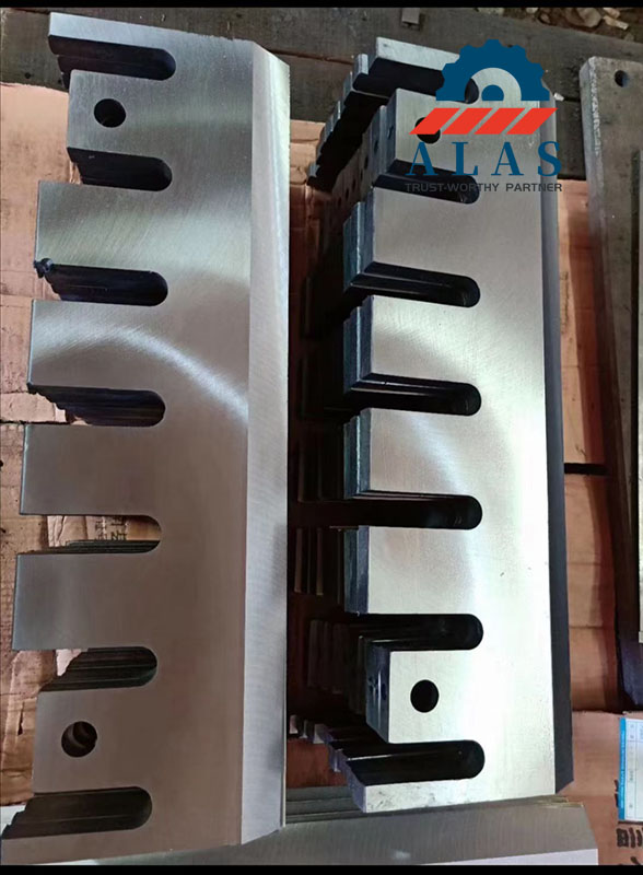 由重型 AISI A8 工具钢制成的精密 CNC 加工工业木材削片刀