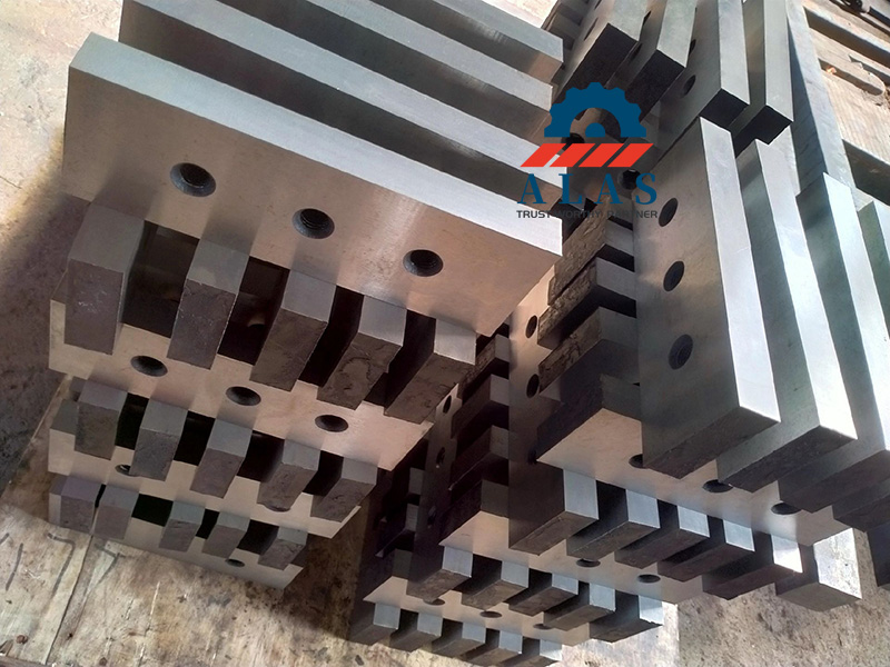 heavy duty scrap metal shear blades ALAS Machinery 制造的重型废金属剪切刀片堆放在工厂内