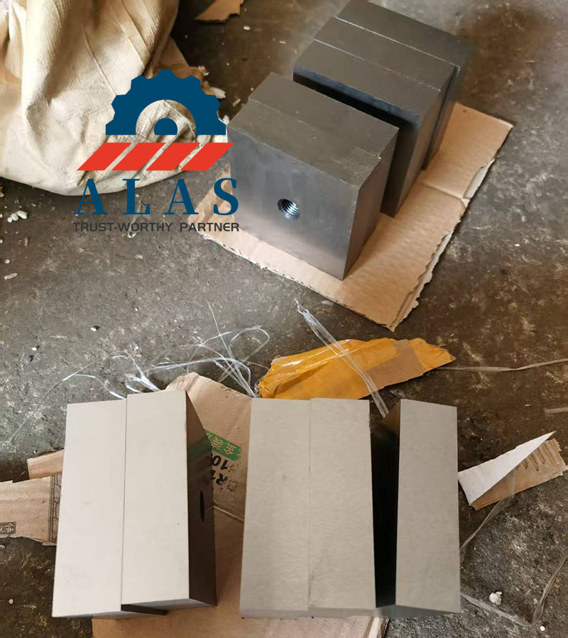 精密研磨的方形钢筋刀片，带有中心螺栓孔和四个锋利的可用切削刃