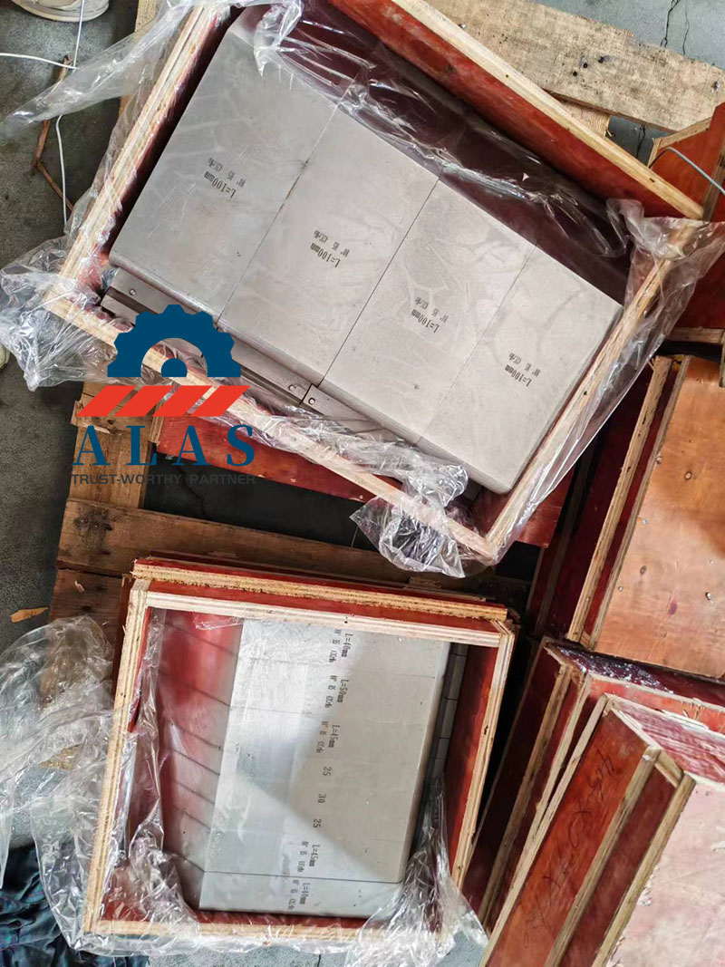 批量生产精密折弯模具，装箱准备海外出口