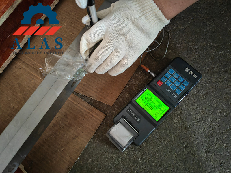 ALAS Quality Control: Precision Hardness Verification 对工业金属切割刀片进行硬度测试以验证 55.6 HRC 的质量检查