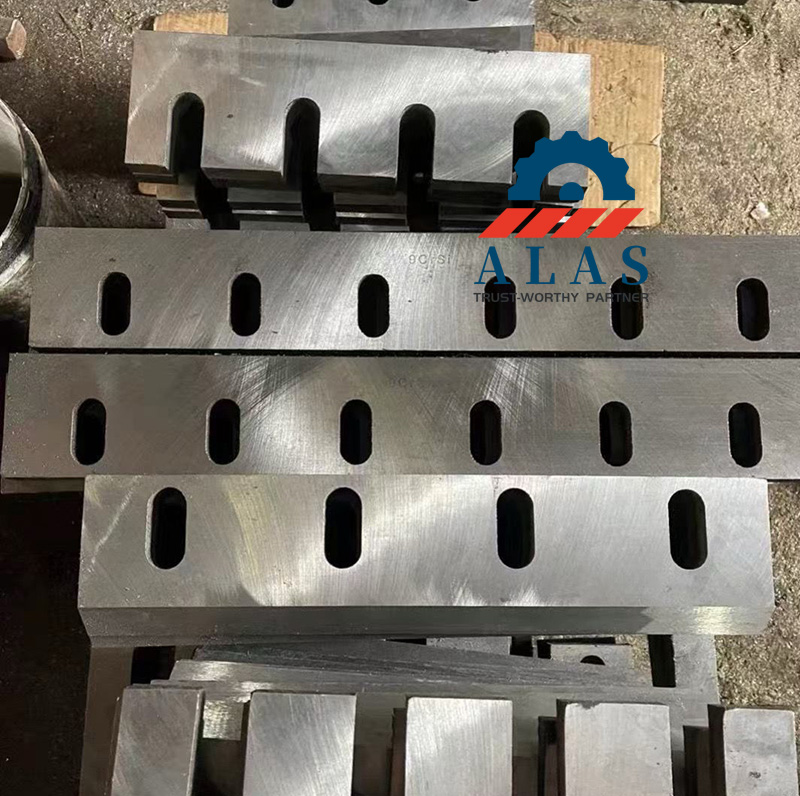 工业塑料破碎机刀片在工厂堆叠有 9Cr​​Si 钢级标记激光标记