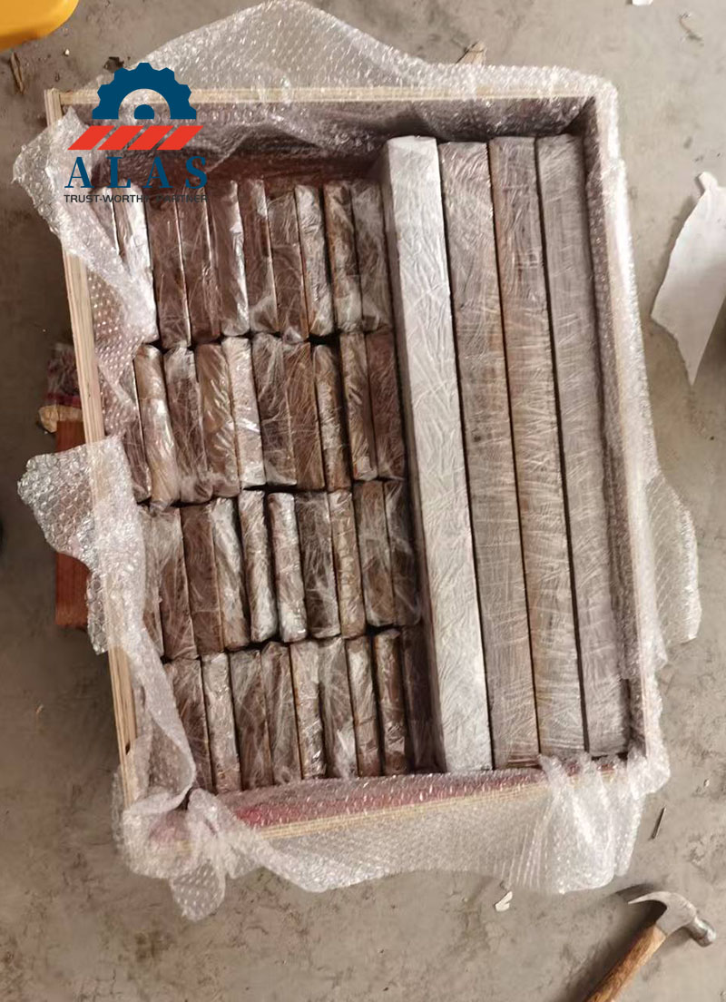 重型钢筋剪切刀片牢固地包装在带有气泡包装保护的强化出口胶合板木箱内
