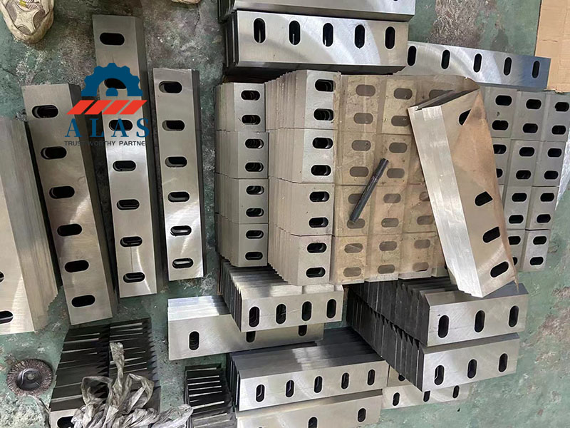 仓库中批量生产工业塑料造粒机刀具和破碎机刀片