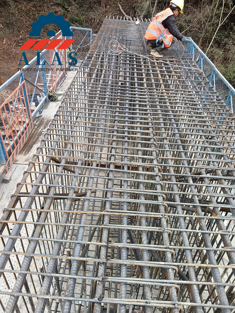 工业建筑工地采用高强度重型带肋钢筋网的密集网格布局，用于桥梁加固基础设施