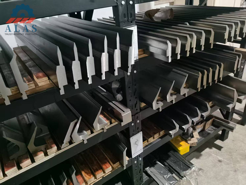 工业折弯机冲头和模具库存，工厂货架上有各种弯曲冲头和定制刹车模具