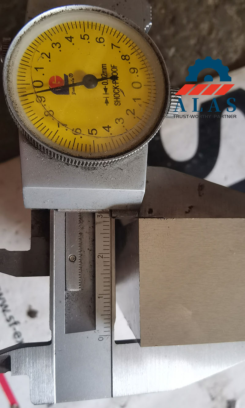 使用带表卡尺测量 ALAS 钢筋切断机刀片厚度公差