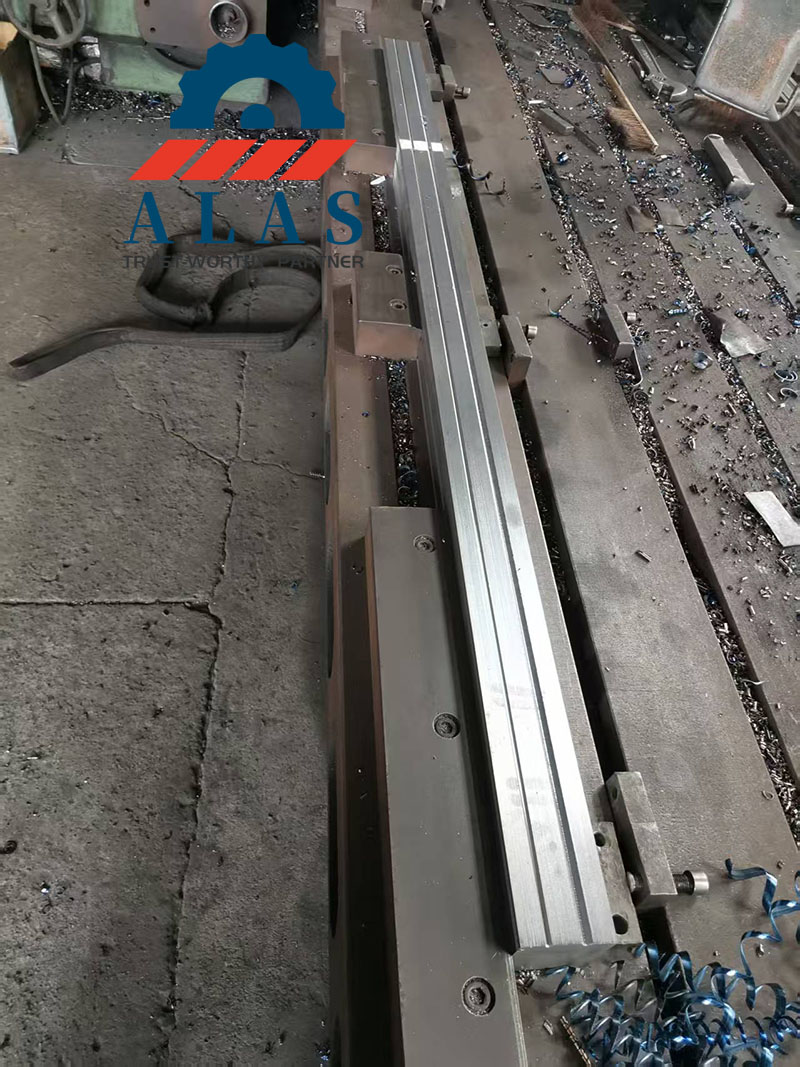 工厂内表面磨削和精密 CNC 加工过程中的 ALAS 多 V 折弯模具