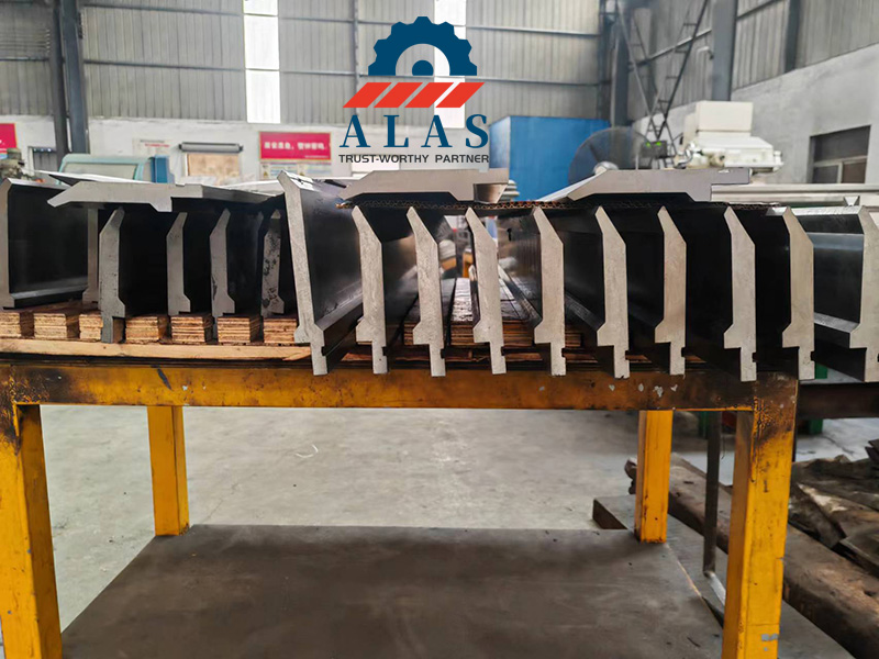 在工厂车间工作台上批量生产分段式折弯冲头和定制制动模具