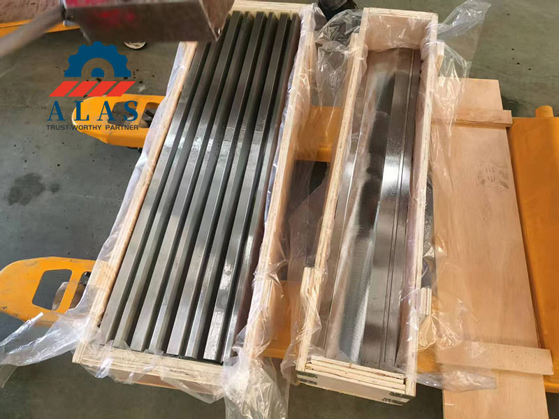 ALAS 精密折弯机工具和剪切刀片固定在带有防锈塑料包装的重型出口木箱中，用于海运