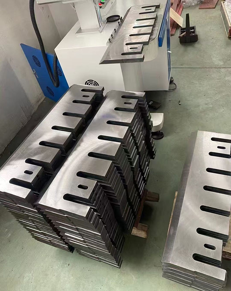 批量生产的重型A8B钢制木材削片机刀片在AlasMachinery制造车间内整齐堆放