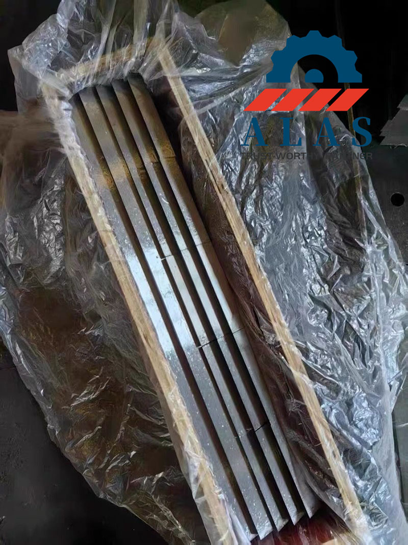 长条形塑料破碎机刀片和造粒机刀具由 ALAS Machinery 包装在适合海运的出口木箱中，并进行防水包装。