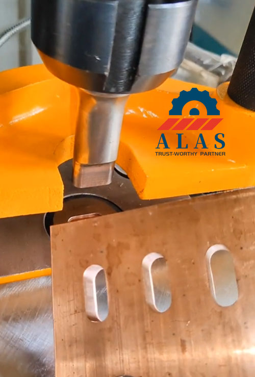 使用 ALAS 精密模具在金属板上冲出完美无毛刺的长方形槽孔