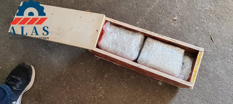 钢筋切割机刀片包裹在保护性气泡膜中，并固定在坚固的木箱中，用于国际出口运输