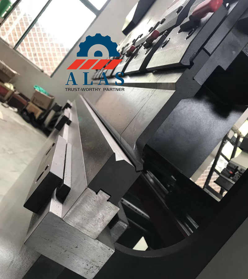 ALAS 4 向折弯机模具安装在液压折弯机床上，展示多 V 精密模具