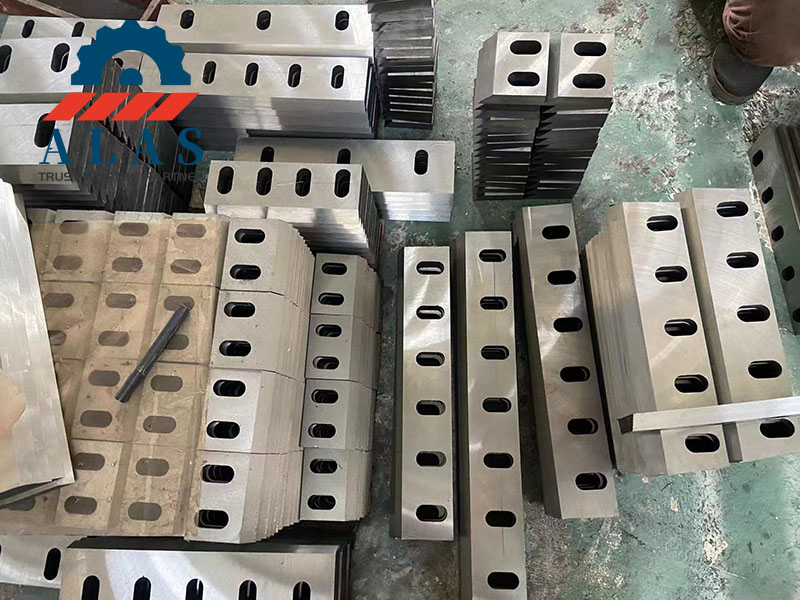 工厂仓库堆放的一批重型工业塑料破碎机刀片和造粒机刀