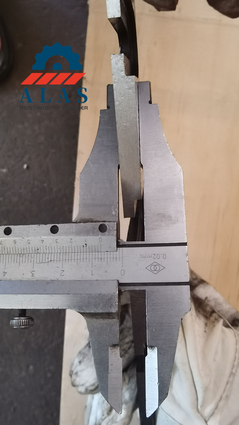 ALAS检验员用游标卡尺测量叶片厚度，确保0.02mm严格公差