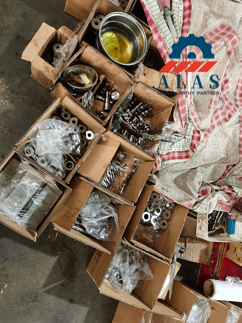 ALAS 车间的重型替换铁工零件包装在经过工业防锈油处理的安全盒子中